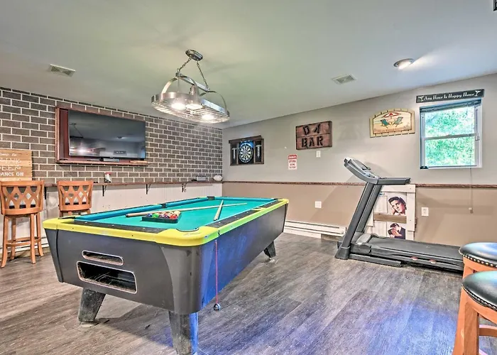 Lakefront W/ Game Room, Theater & Dock! Holiday home