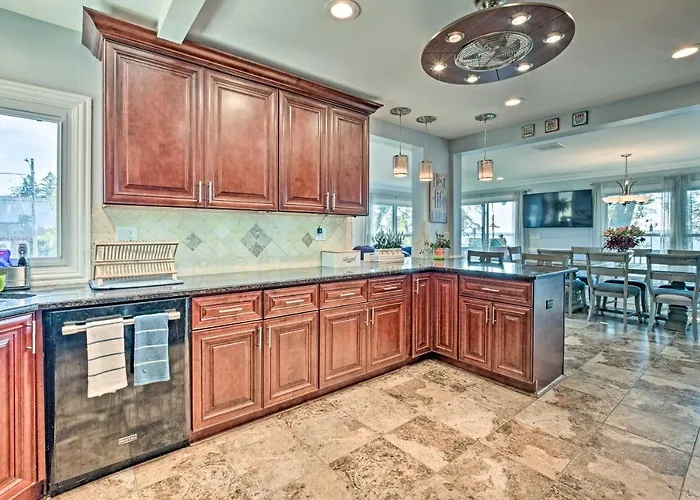 Lakefront W/ Game Room, Theater & Dock! Fox Lake