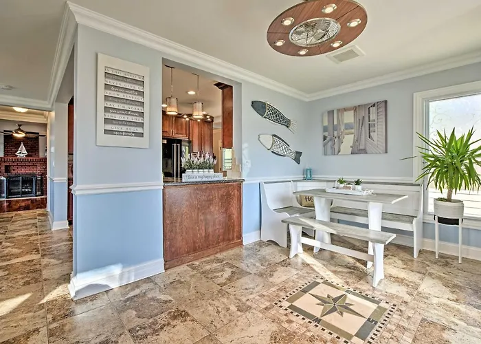 Lakefront W/ Game Room, Theater & Dock!