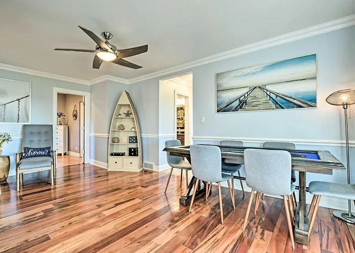 Holiday home Lakefront W/ Game Room, Theater & Dock! *