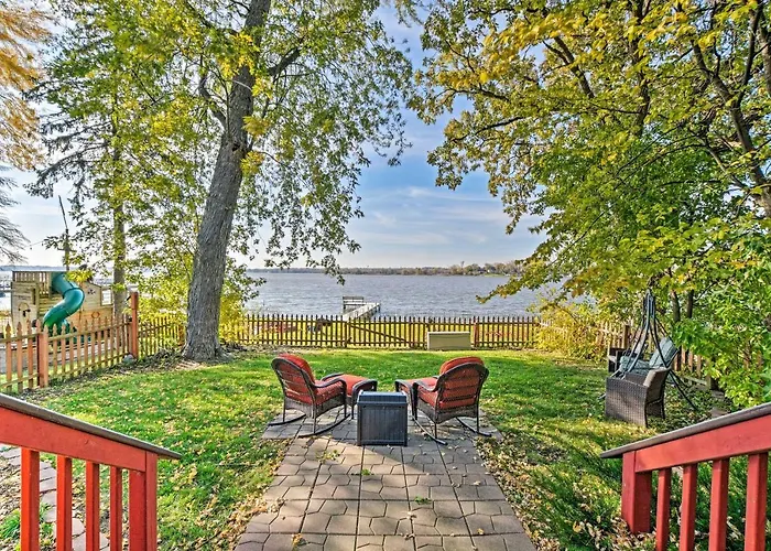 Holiday home Lakefront W/ Game Room, Theater & Dock!