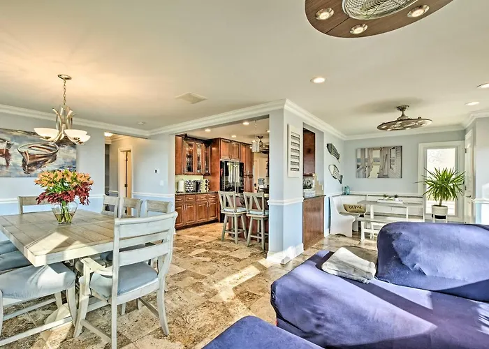 Lakefront W/ Game Room, Theater & Dock!