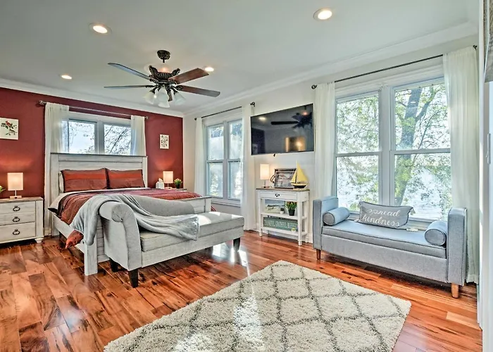 Holiday home Lakefront W/ Game Room, Theater & Dock!