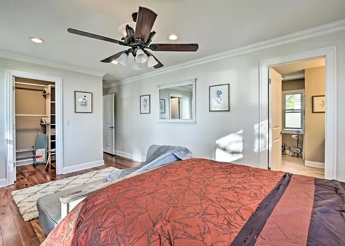 Lakefront W/ Game Room, Theater & Dock! Fox Lake