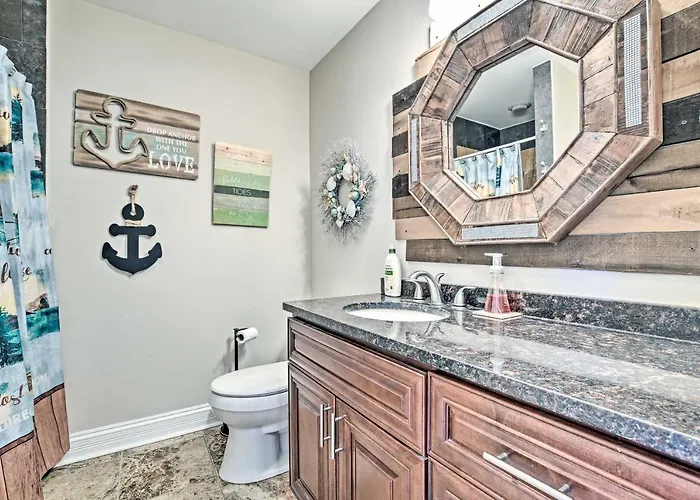 Holiday home Lakefront W/ Game Room, Theater & Dock!