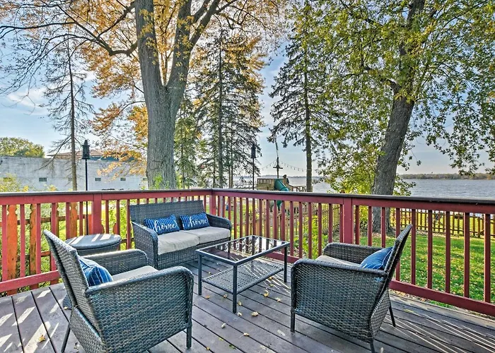 Lakefront W/ Game Room, Theater & Dock!