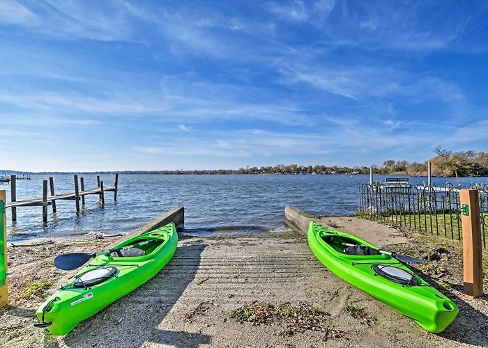 Lakefront W/ Game Room, Theater & Dock! Holiday home Fox Lake
