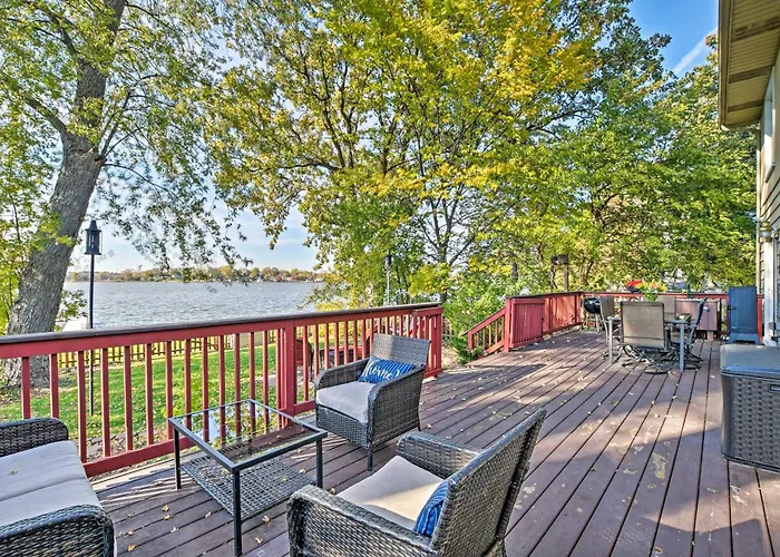 Hébergement de vacances Lakefront W/ Game Room, Theater & Dock! *
