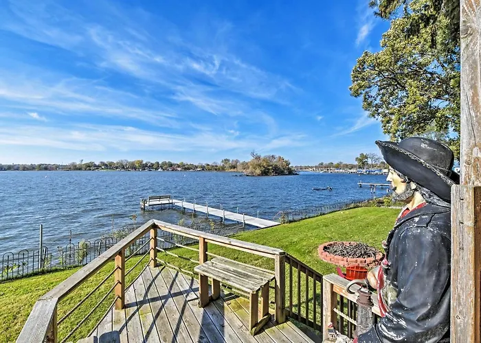 Holiday home Lakefront W/ Game Room, Theater & Dock! Fox Lake