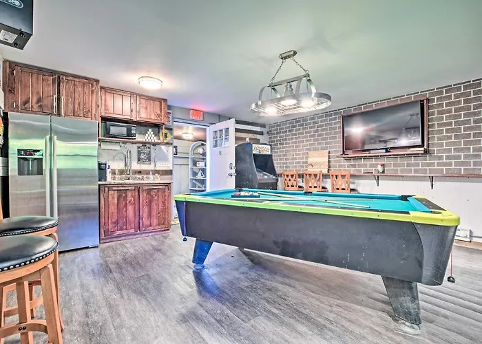 Lakefront W/ Game Room, Theater & Dock! Holiday home