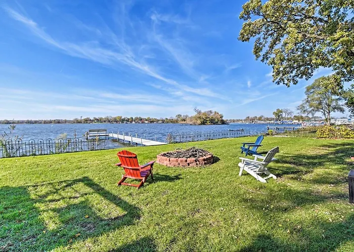Holiday home Lakefront W/ Game Room, Theater & Dock! Fox Lake