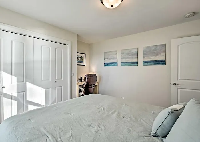Lakefront W/ Game Room, Theater & Dock! Holiday home