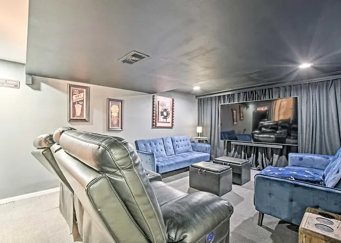 Lakefront W/ Game Room, Theater & Dock! Holiday home *