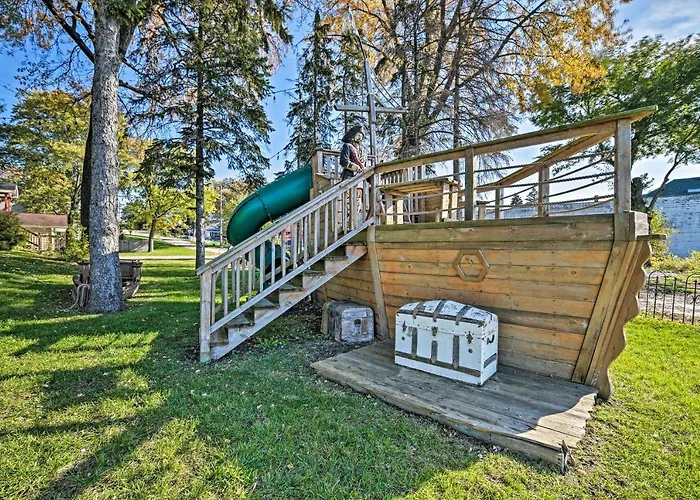 Lakefront W/ Game Room, Theater & Dock!