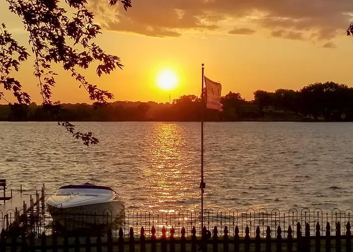 Lakefront W/ Game Room, Theater & Dock! Holiday home