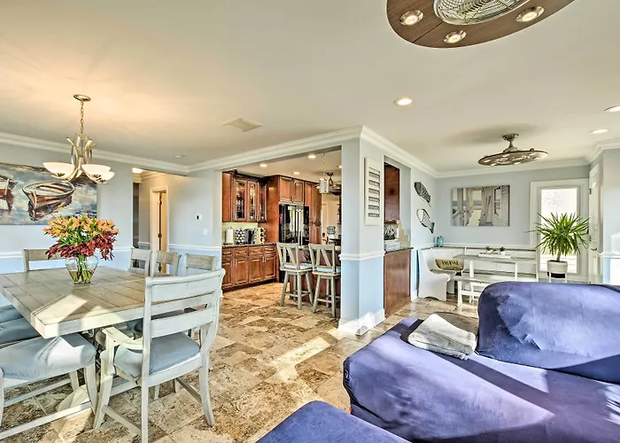 Hébergement de vacances Lakefront W/ Game Room, Theater & Dock! *