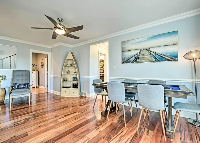 Lakefront W/ Game Room, Theater & Dock! * Fox Lake