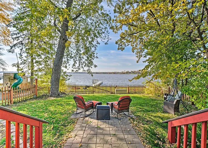 Lakefront W/ Game Room, Theater & Dock! Hébergement de vacances