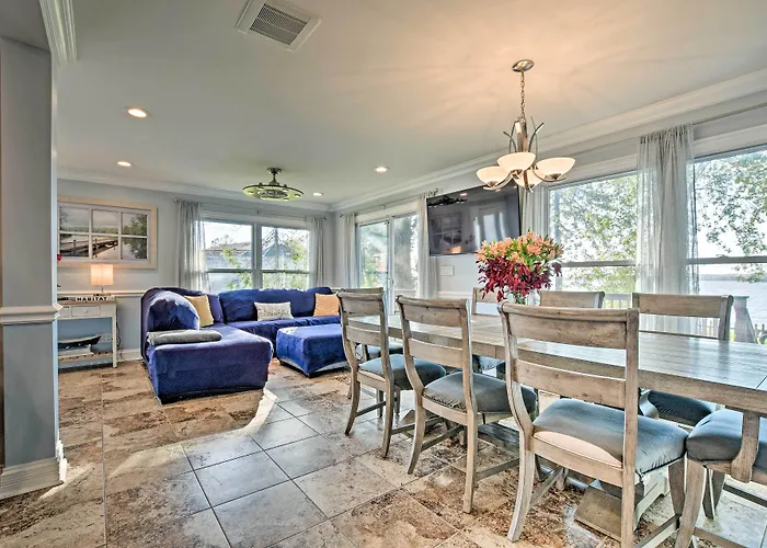 Lakefront W/ Game Room, Theater & Dock! Hébergement de vacances Fox Lake