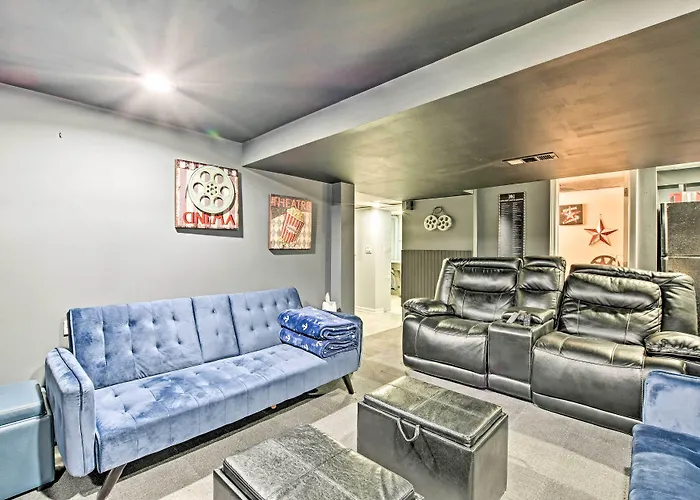 Hébergement de vacances Lakefront W/ Game Room, Theater & Dock!