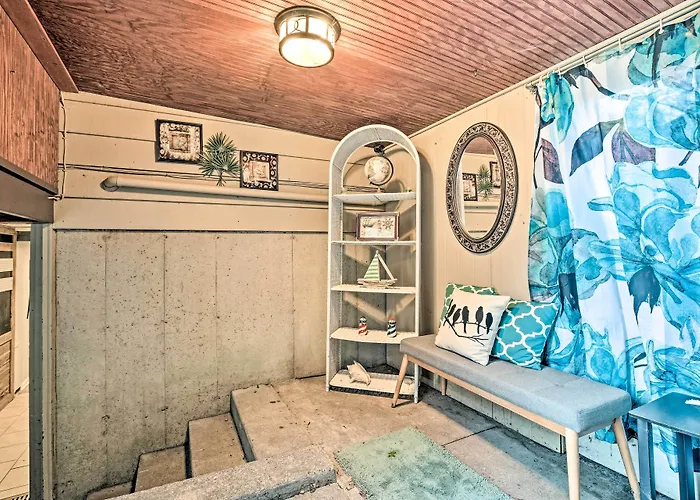 Hébergement de vacances Lakefront W/ Game Room, Theater & Dock!