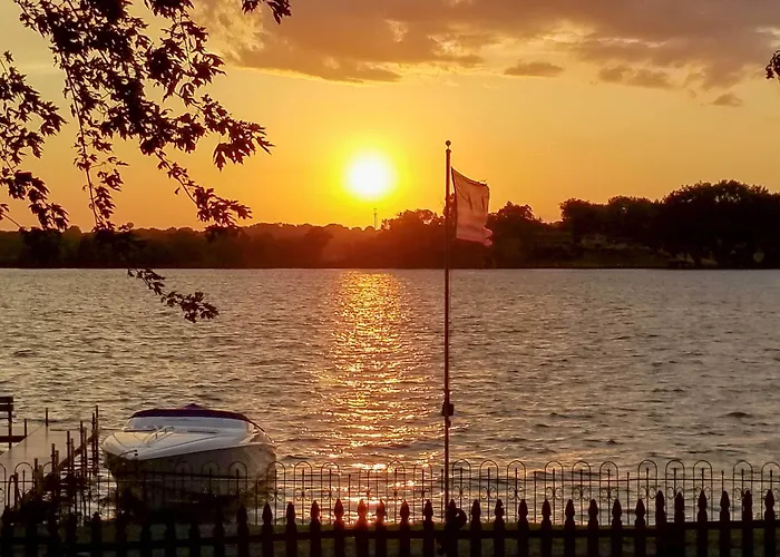 Hébergement de vacances Lakefront W/ Game Room, Theater & Dock! Fox Lake